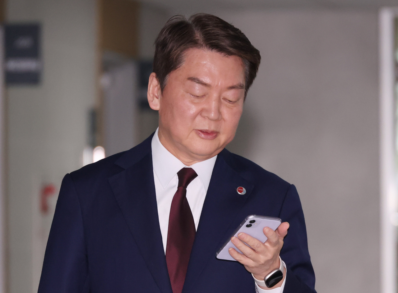 국민의힘 안철수 당대표 후보가 12일 오전 국회 의원회관에서 열린 정책 비전 발표회에 참석하고 있다. [연합]
