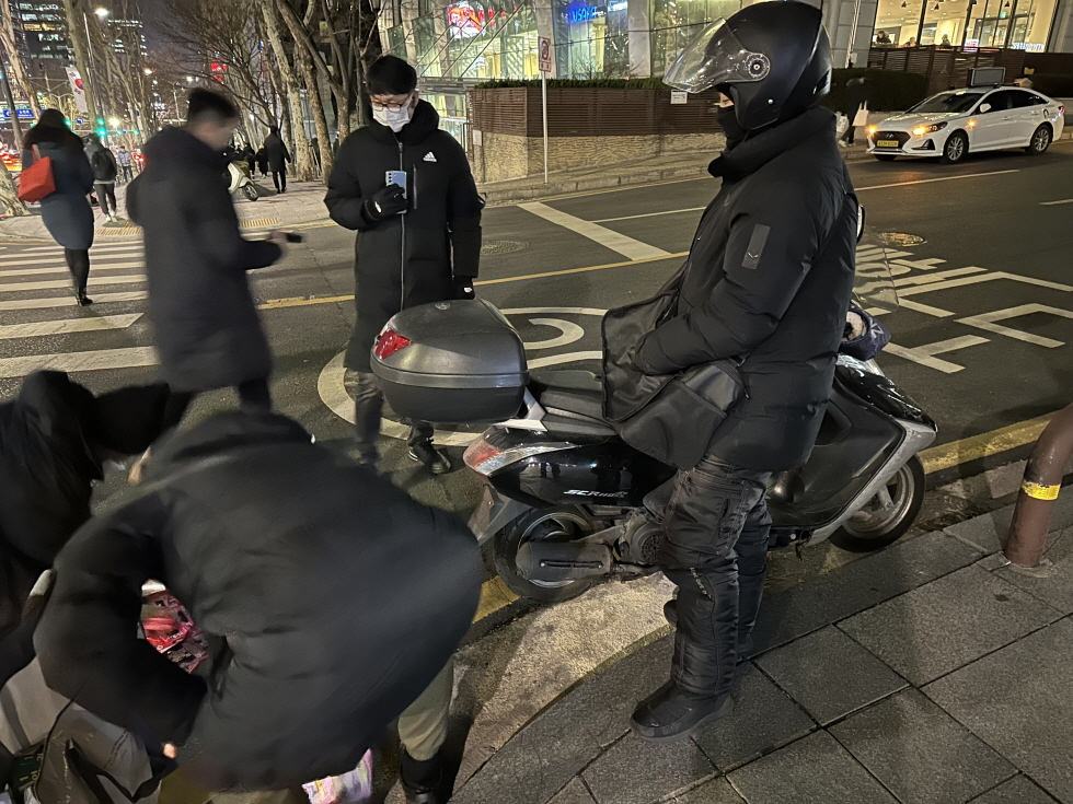 강남구 전단지 단속 전담반이 13일 불법 선전성 전단지를 단속하고 있다. [강남구 제공]