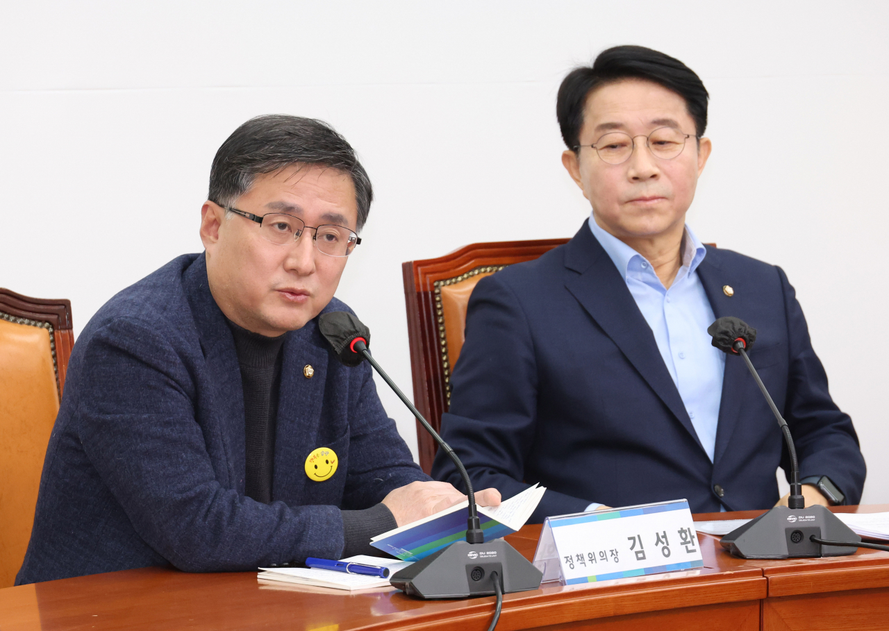 조정식 더불어민주당 사무총장(오른쪽)과 김성환 정책위의장이 12일 오전 국회에서 기자간담회를 하고 있다. [연합]