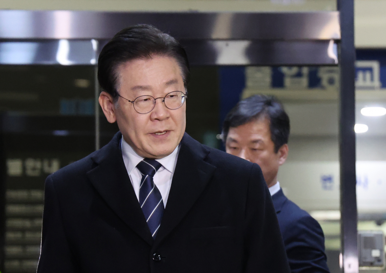 이재명 더불어민주당 대표가 지난 10일 서울 서초구 서울중앙지방검찰청에서 위례 신도시·대장동 개발사업 의혹과 관련해 조사를 받고 청사를 나서는 모습. [연합]