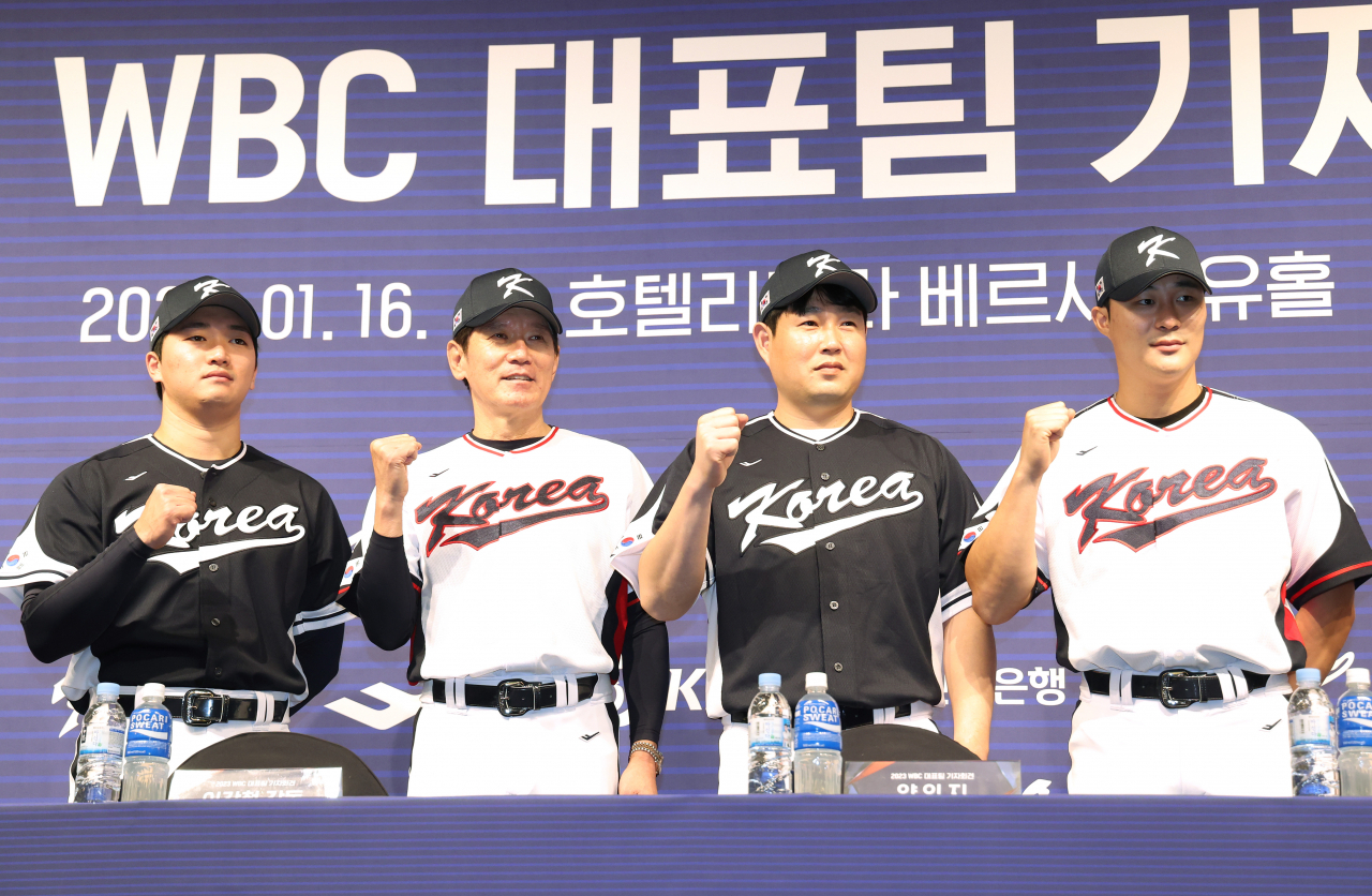 지난달 열린 2023 월드베이스볼클래식(WBC) 대표팀 기자회견에서 이강철 감독(왼쪽에서 2번째)과 고우석(왼쪽 끝) 양의지(왼쪽에서 3번째), 김하성이 기념촬영을 하고 있는 모습.[연합]