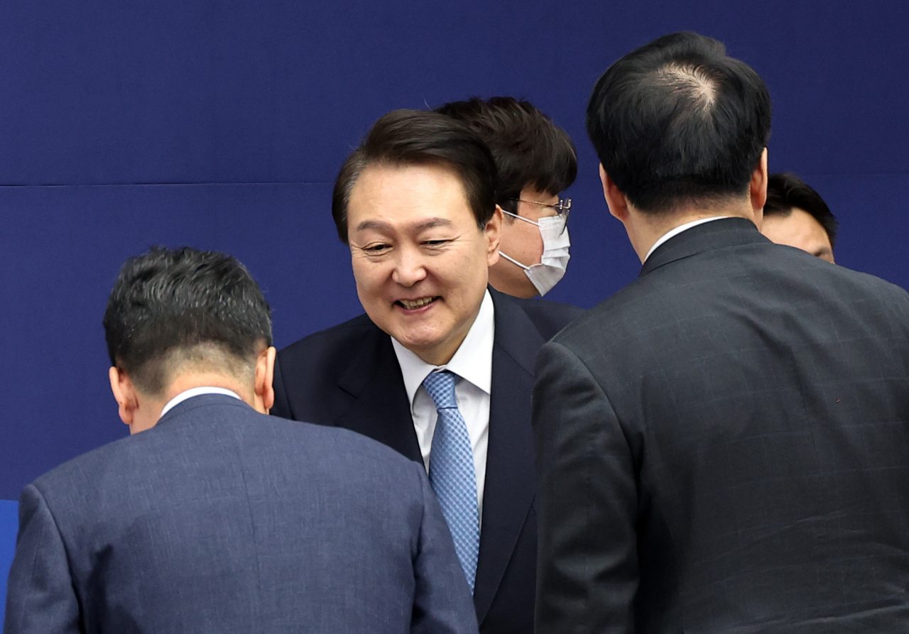 윤석열 대통령이 지난 10일 전북 전주시 전북도청에서 열린 제3회 중앙지방협력회의에 입장하며 참석자들과 인사를 나누고 있다. [연합]