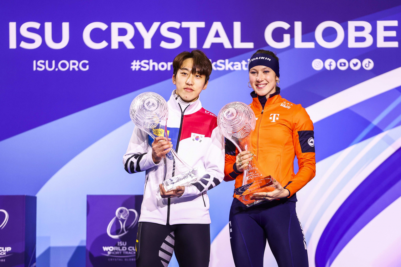 박지원(왼쪽)이 쇼트트랙 월드컵 남자 종합1위를 차지한 뒤 크리스털트로피를 들고 있다. 오른쪽은 여자부 1위에 오른 네덜란드의 수잔 슐팅./EPA