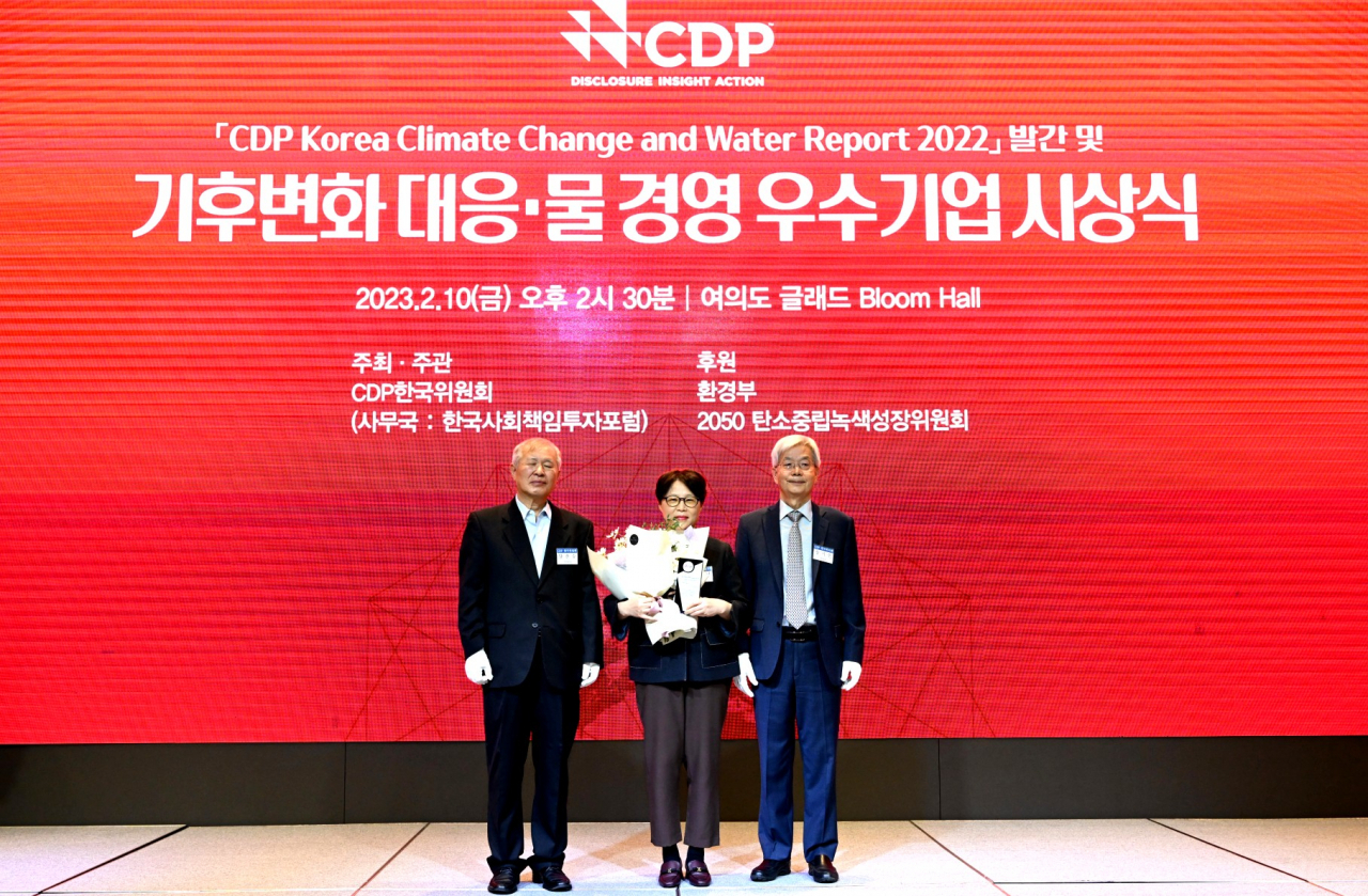 SK에코플랜트는 지난 10일 CDP(탄소정보공개프로젝트) 한국위원회가 주관하는 ‘2022년 기후변화 대응 및 물 경영 우수기업’ 시상식에서 2년 연속 탄소경영 특별상을 수상하며, 환경사업과 더불어 ESG 경영 성과를 인정받았다고 밝혔다. 이성녀 SK에코플랜트 ESG추진 담당임원(사진 가운데)이 서울 글래드호텔 여의도에서 열린 시상식에서 수상 후 기념촬영을 하는 모습. [SK에코플랜트 제공]