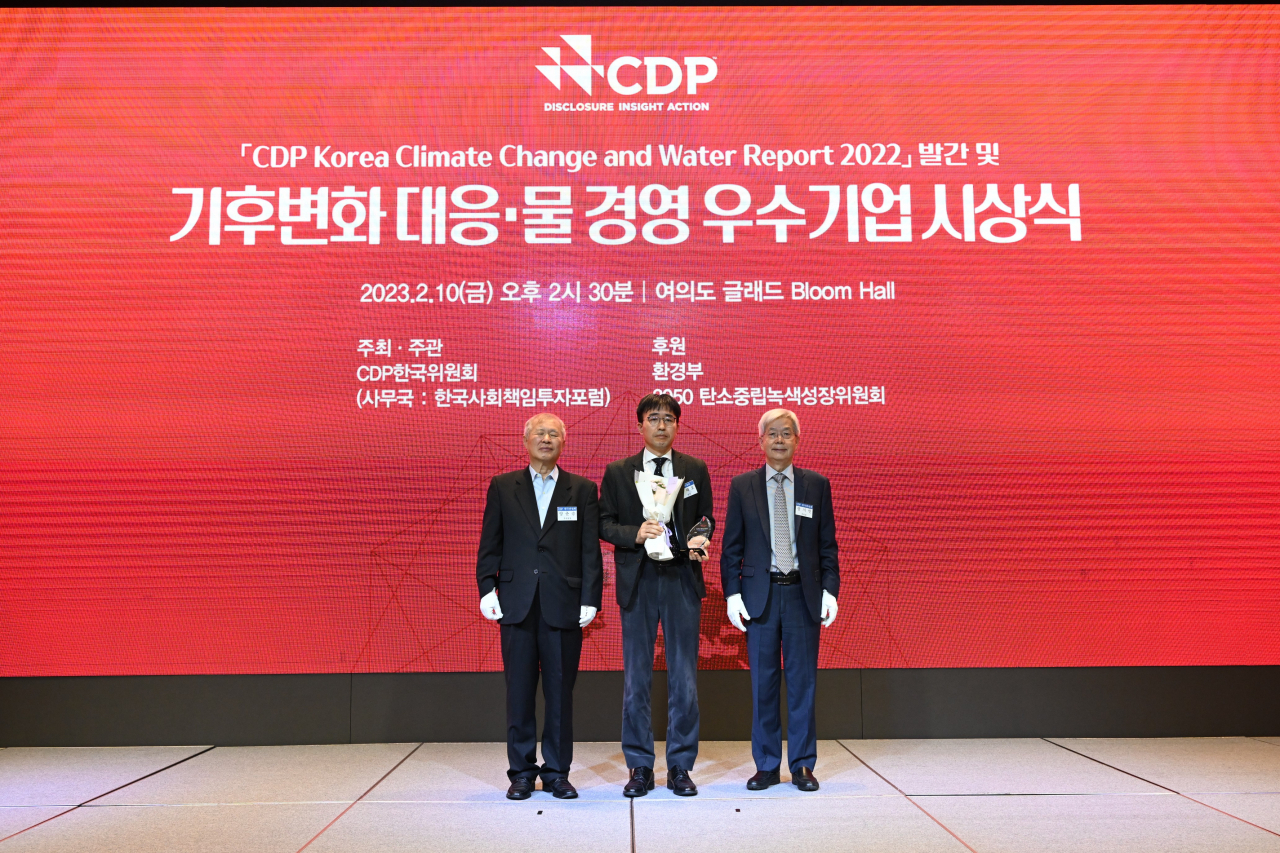 10일 여의도 글래드호텔에서 열린 CDP 기후변화 대응 우수기업 시상식에서 DL이앤씨 김대호 담당(가운데)이 우수 기업 인증을 수상하고 CDP 한국위원회 장지인 위원장(우측), 양춘승 부위원장(좌측)과 기념 사진을 촬영하고 있다. [DL이앤씨 제공]