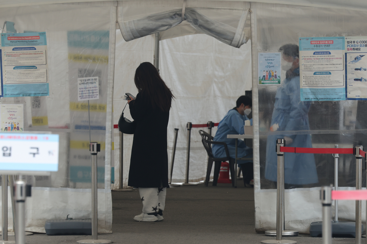 코로나19 확진자가 지속해서 감소세를 보이는 가운데 12일 오후 서울역 선별검사소가 다소 한산한 모습이다. 이날 신규 확진자 수는 1주일 전인 지난 5일보다도 2천명 가까이 줄었다. 일요일 기준으로는 32주 만에 최소 기록이다. [연합]