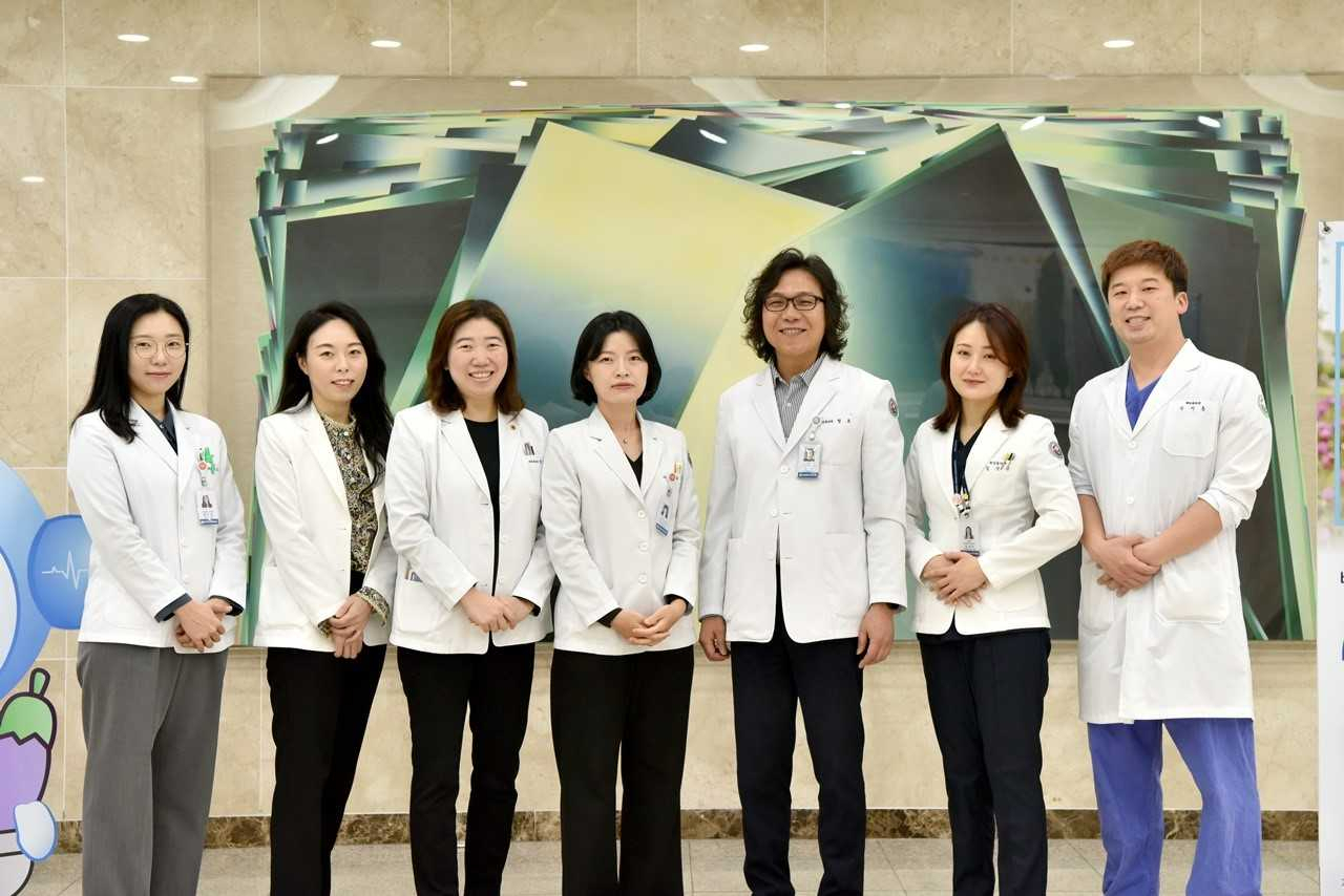 (왼쪽부터)화순전남대학교병원 정주리(가정의학과), 홍아람 (내분비내과), 정미란 (위장관 외과), 최유리 (가정의학과), 정오 (위장관 외과), 김성은 (위장관 외과), 강지훈 (위장관 외과) 교수.