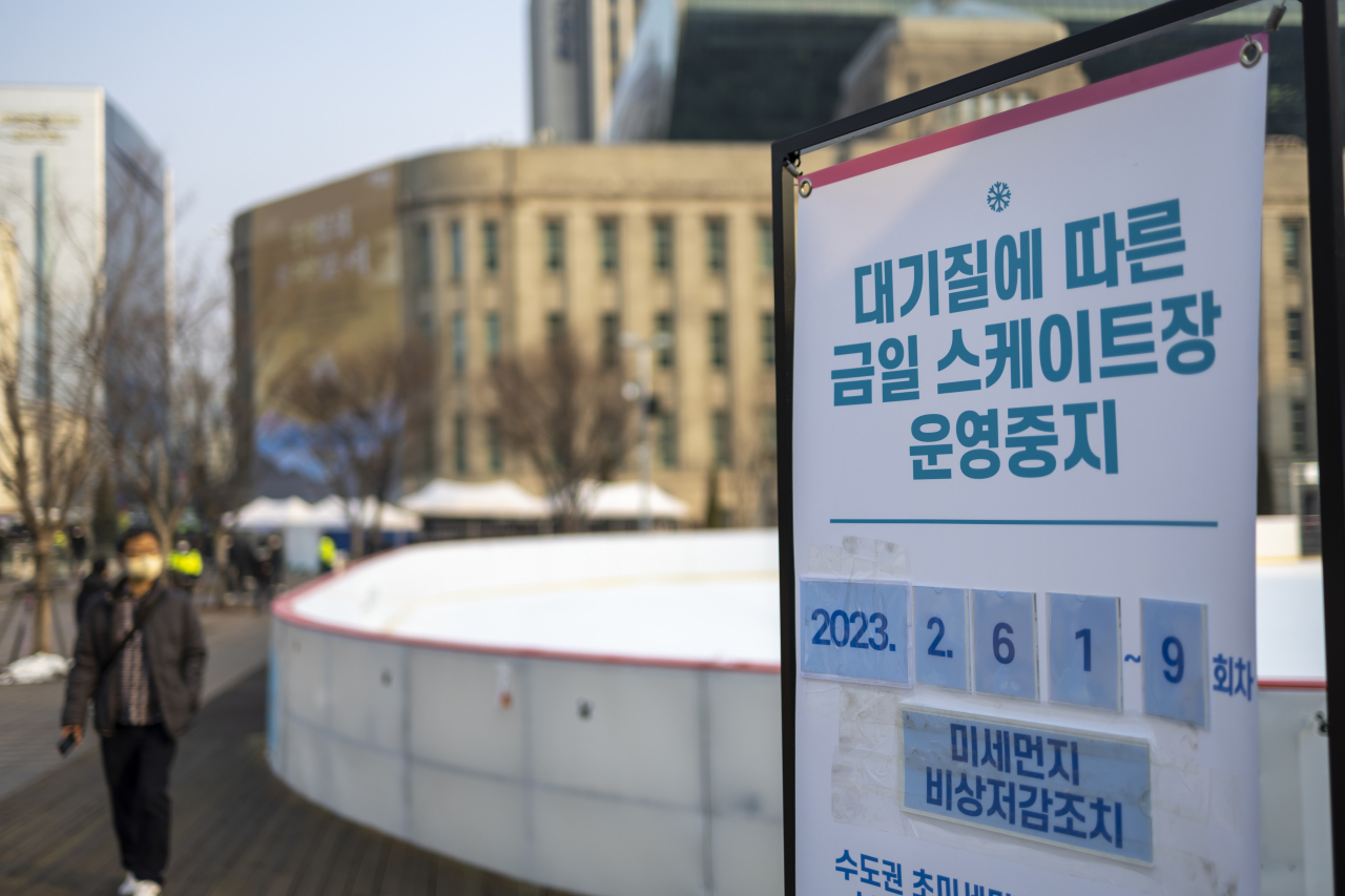 수도권과 세종에서 미세먼지 비상저감조치가 시행된 6일 오전 서울광장 스케이트장에 운영 중지 안내문이 설치돼 있다. [연합]