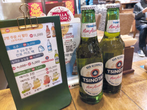 서울 마포구에 위치한 태국 음식점 생 어거스틴에서 칭따오 논알코올릭 병맥주가 판매되고 있다.김희량 기자