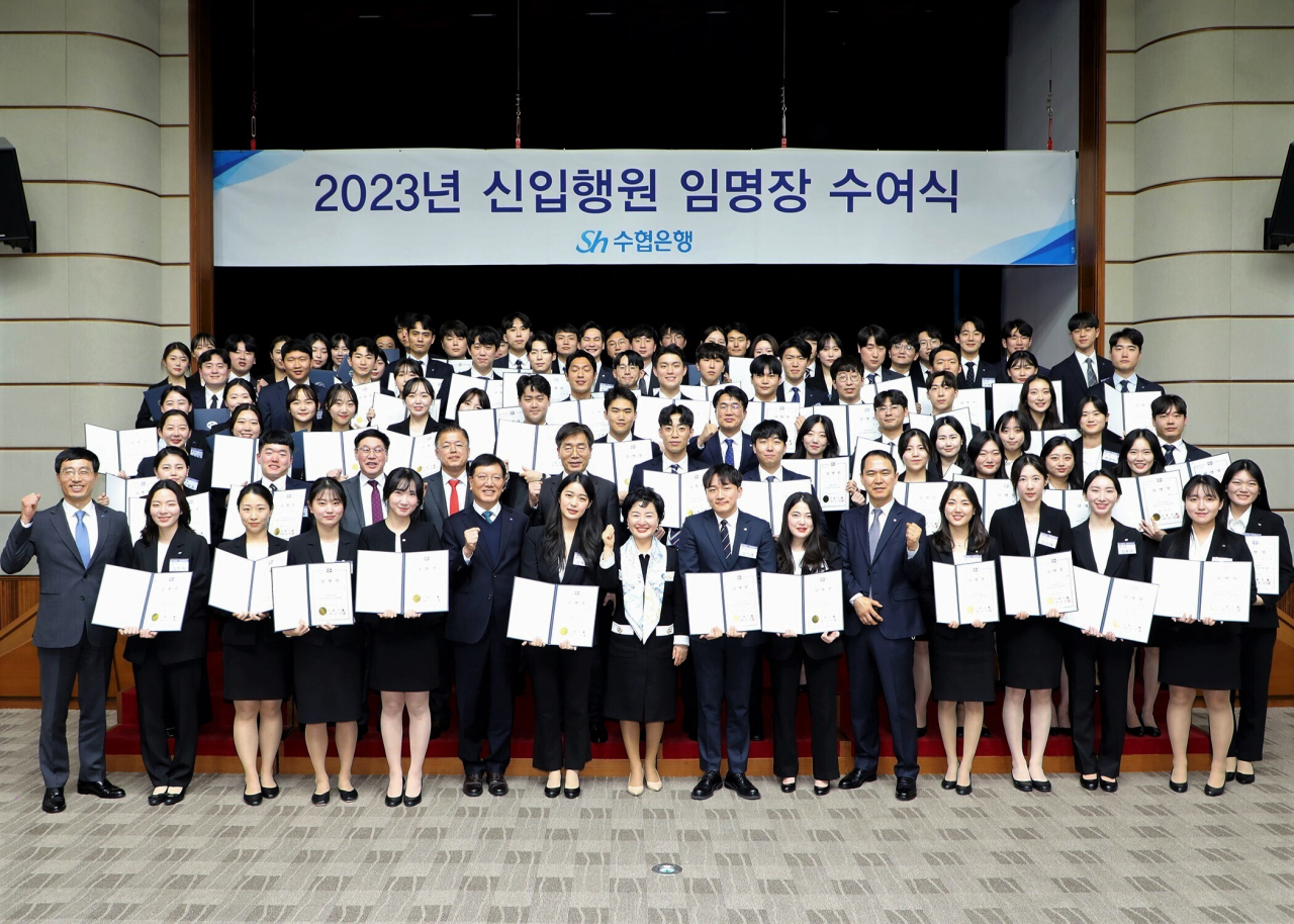 Sh수협은행은 지난 10일 서울 송파구 수협은행 본점에서 ‘2023년 신입행원 임명장 수여식’을 가졌다. 임명장 수여식을 마친 강신숙 수협은행 은행장(앞줄 가운데)과 주요 임원, 신입행원들이 기념촬영을 하고 있다. [사진=Sh수협은행]