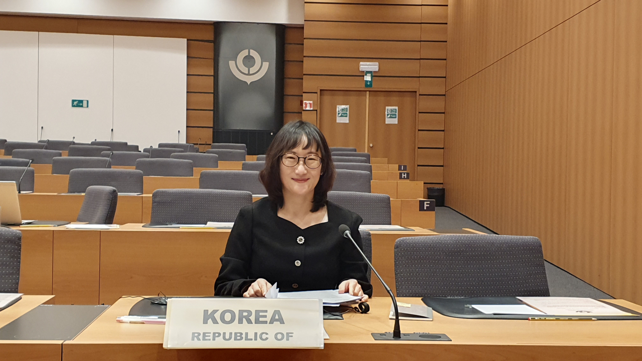 한국인 최초 WCO 원산지기술위원회 의장으로 선출된 후 기념촬영을 하고 있는 조선화 주무관