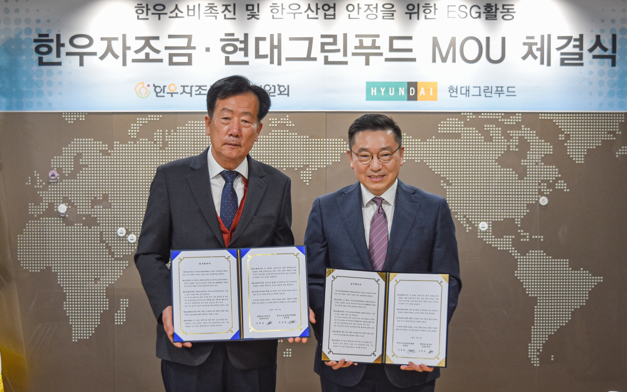 13일 경기 용인시 수지구 동천동 현대그린푸드 사옥에서 이헌상(오른쪽) 현대그린푸드 상품본부장(부사장)와 민경천 한우자조금관리위원장이 한우소비 촉진과 한우산업 안정을 위한 업무협약 체결식을 마치고 기념 촬영을 하고 있다. [현대그린푸드 제공]