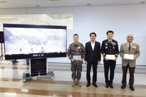 임성근(왼쪽부터) 해병대 1사단장, 포스코그룹 최정우 회장, 경북소방본부 이영팔 본부장, 가공센터 사장단 협의회장 배종민 문배철강 대표. [포스코그룹 제공]