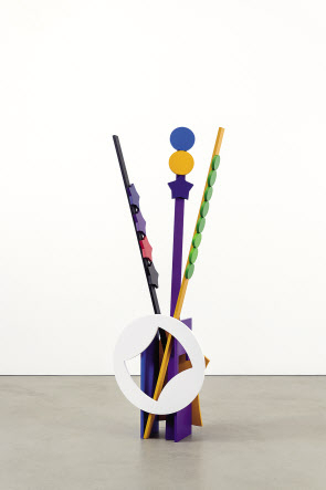 홍승혜, 꽃병, 2023, Birch plywood, acrylic latex paint, 23 &times; 50 &times; 63.5 cm (vase), 160 &times; 5 &times; 1.5 cm (3 bars), 사진: 안천호[국제갤러리 제공]