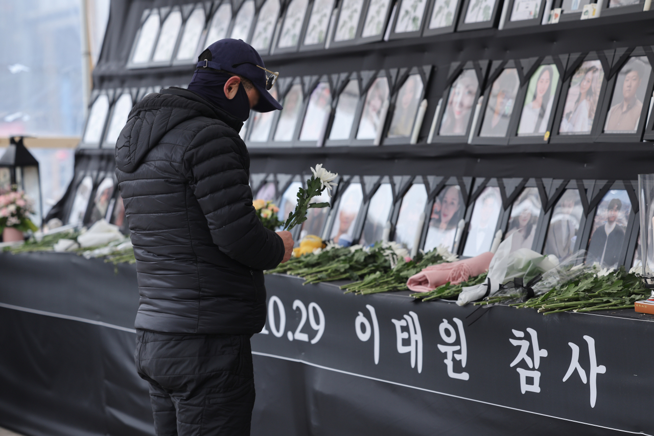 12일 오후 서울광장에 설치된 10·29 이태원 참사 희생자 합동분향소를 찾은 시민이 조문하고 있다. 서울시는 이태원 참사 유가족단체가 설치한 분향소에 대한 철거를 이달 15일 오후 1시까지 유예하기로 했다. [연합]