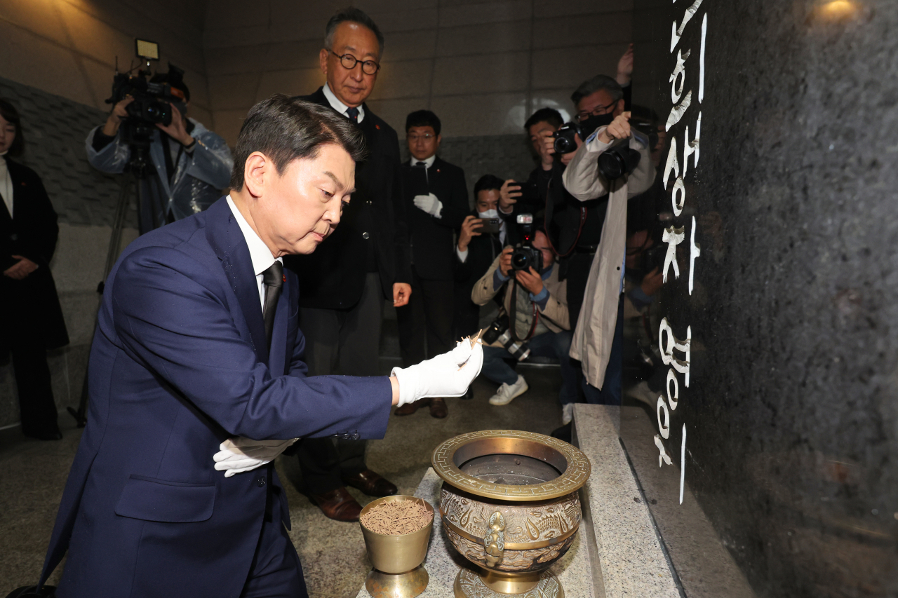 안철수 국민의힘 당대표 후보가 13일 오전 제주시 봉개동 4·3평화공원 위패봉안실을 찾아 참배하고 있다. [연합]