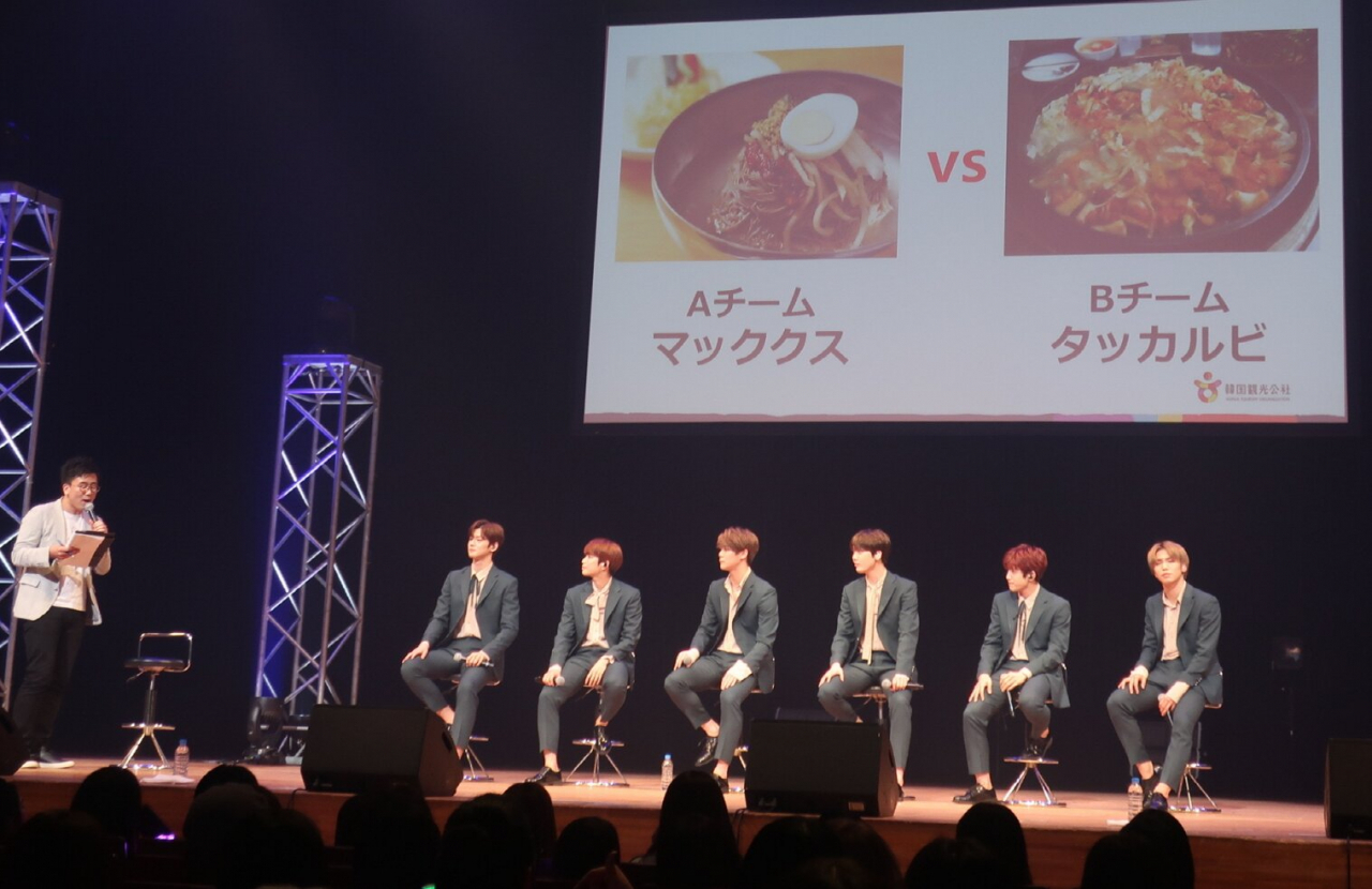 코로나전 K-팝그룹 아스트라가 관광홍보행사에서 K푸드 토크쇼를 진행하고 있다.