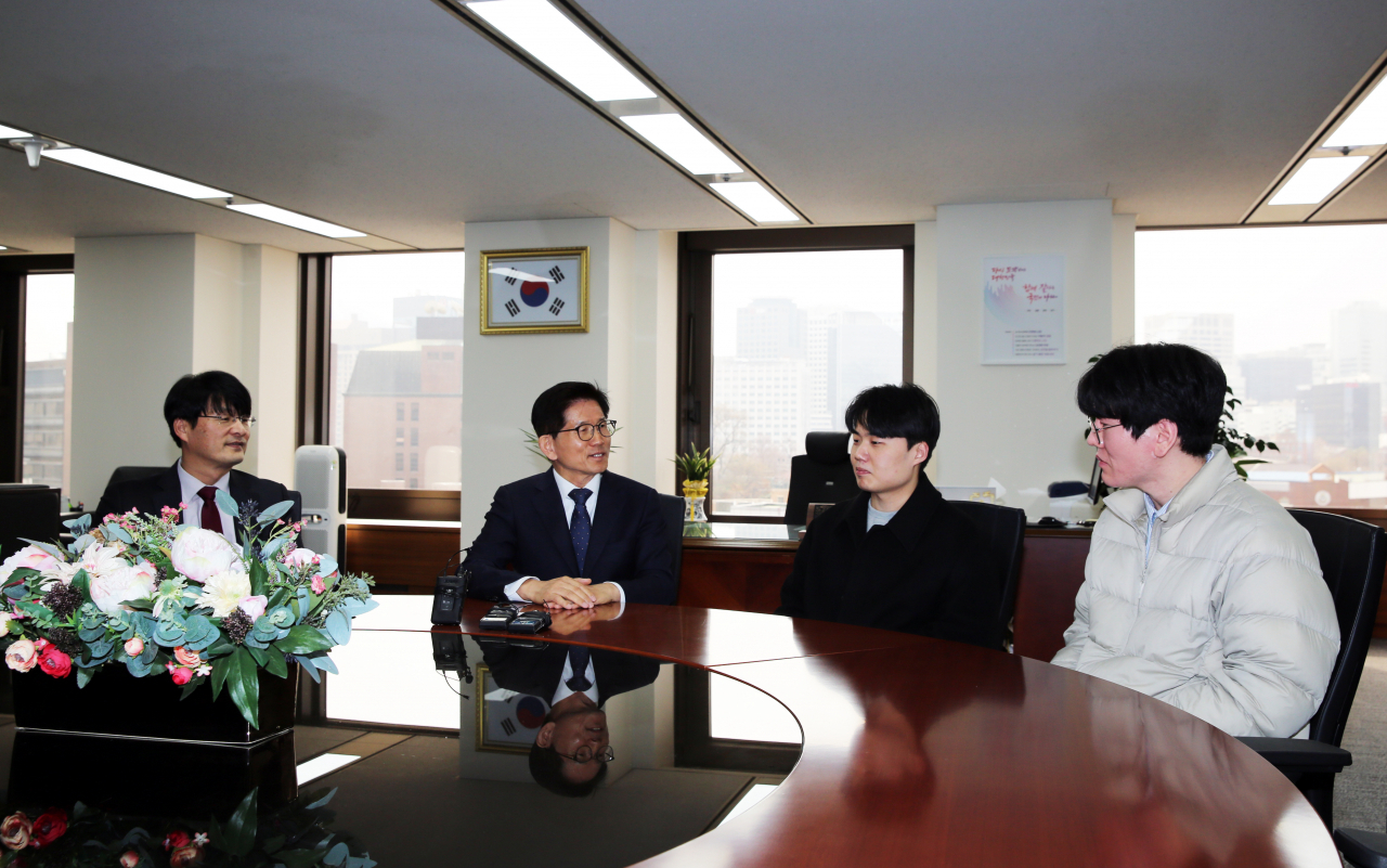 김문수 경제사회노동위원회 위원장(왼쪽 두번째)이 13일 MZ세대 노조협의체인 송시영 위원장을 만나 노동개혁에 관한 의견을 나누고 있다. [경제사회노동위원회 제공]