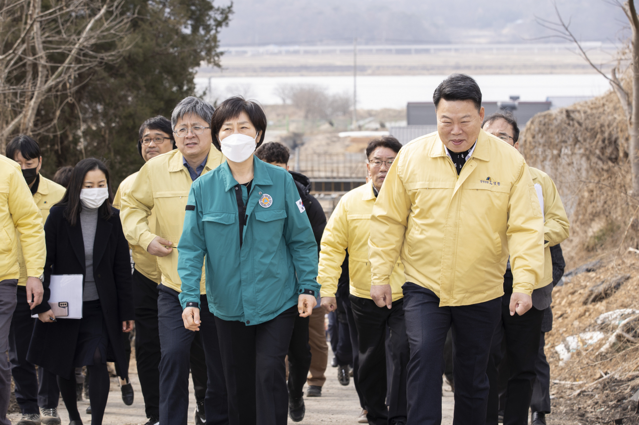 한화진 환경부장관이 13일 오후 오성환 당진시장 등 관계자들과 함께 충남 당진시 소재 한 사업장의 불법 폐기물 방치 현장을 둘러보고, “폐기물을 신속히 처리해 침출수로 인한 2차 환경오염 및 주민불편이 없도록 조치해 줄 것”을 당부하고 있다. [환경부 제공]