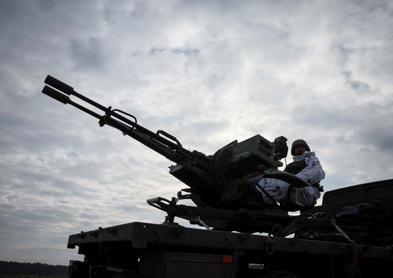 Ukrainian servicemen attend a joint drill of the armed forces, national guard and Security Service of Ukraine near the border with Belarus, amid Russia's attack on Ukraine in the Rivne region, Ukraine, Feb. 11. (Reuters via Yonhap)