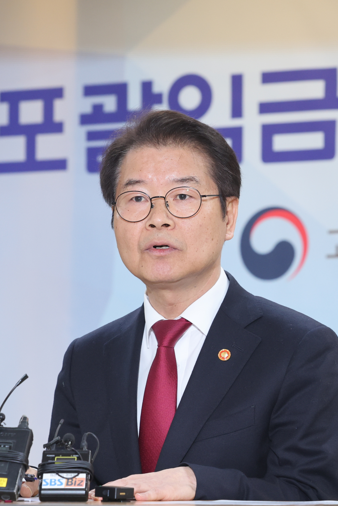 이정식 고용노동부 장관이 13일 서울 중구 서울지방고용노동청에서 정보기술(IT) 기업 노동조합 지회장, 근로자들과 포괄임금 오·남용 근절을 위한 간담회를 하고 있다. [연합]