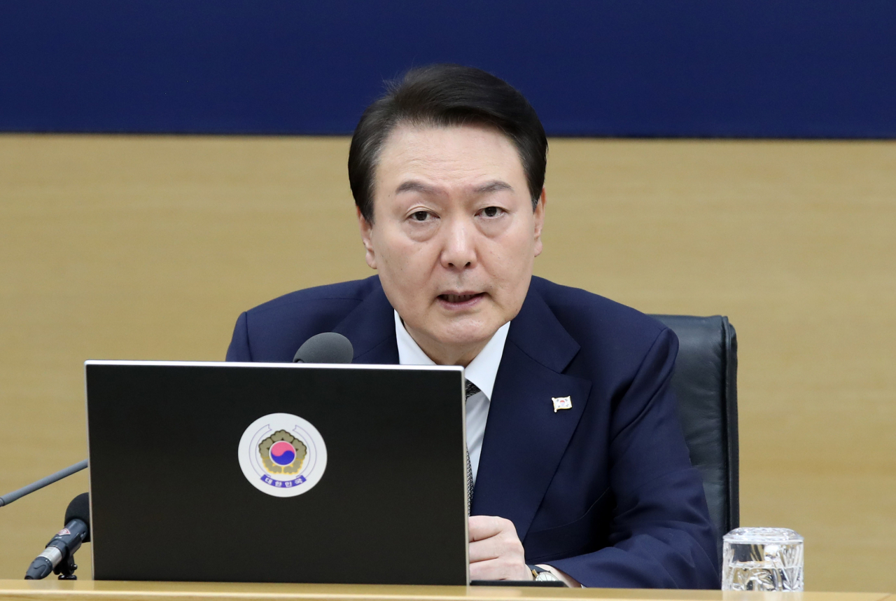 윤석열 대통령은 13일 대통령실 수석비서관회의에서 “고금리로 인해 국민의 고통이 크다”며 “은행은 공공재적 성격을 갖고 있기 때문에 수익을 어려운 국민과 자영업자, 소상공인 등에게 상생금융의 혜택으로 돌아갈 수 있도록 배려하라”고 지시했다. [연합]