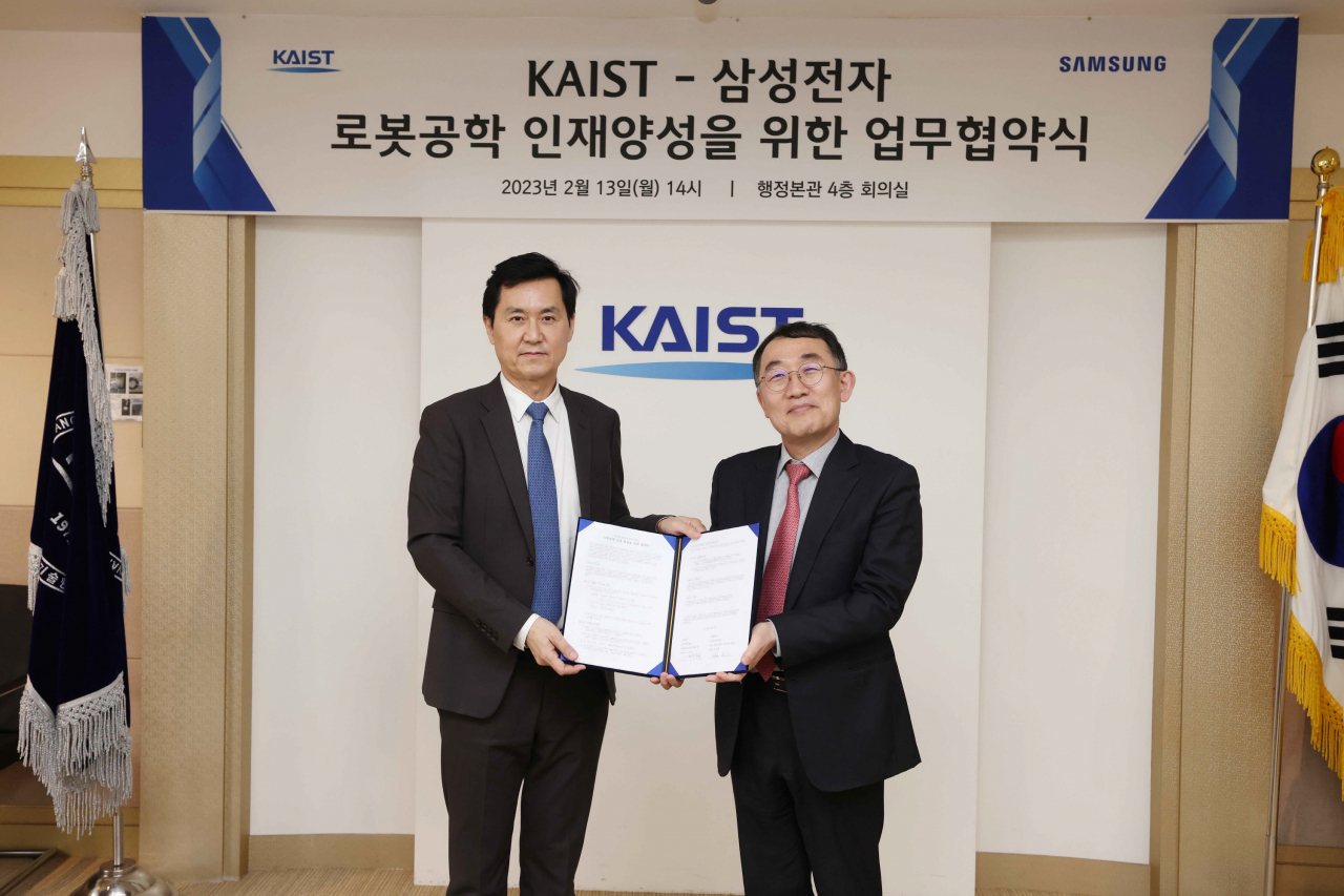 삼성전자와 KAIST가 13일 대전광역시 카이스트 본원에서 전경훈(왼쪽) 삼성전자 DX부문 CTO 사장과 KAIST 이승섭 교학부총장 등이 참석한 가운데 '삼성전자 로보틱스 인재양성 프로그램' 신설 협약을 체결했다.[삼성전자 제공]