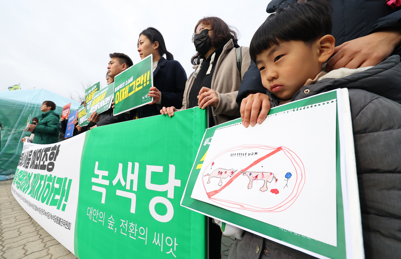 13일 오후 서울 여의도 국회 앞에서 열린 소싸움 폐지 촉구 기자회견에서 어린이 참가자와 녹색당, 동물보호연대 등 시민단체 관계자들이 피켓을 들고 서 있다. [연합뉴스]