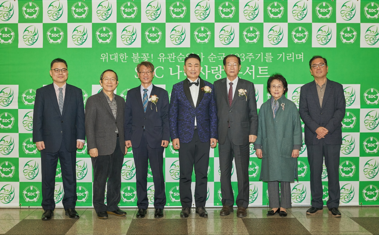지난 11일 개최된 ‘위대한 불꽃! 유관순열사 순국 103주기를 기리며 SDC 나라사랑 콘서트’를 마치고 (왼쪽부터) 유시우 유관순열사기념사업회 부회장, 한기붕 극동방송 사장, 나치만 서울지방보훈청장, 서대천 SDC인터내셔널스쿨 이사장, 류정우 유관순열사기념사업회 회장, 박재옥 이화여고 총동창회장, 유덕상 유관순열사 가족대표가 기념촬영을 하고 있다. [SDC인터내셔널스쿨 제공]