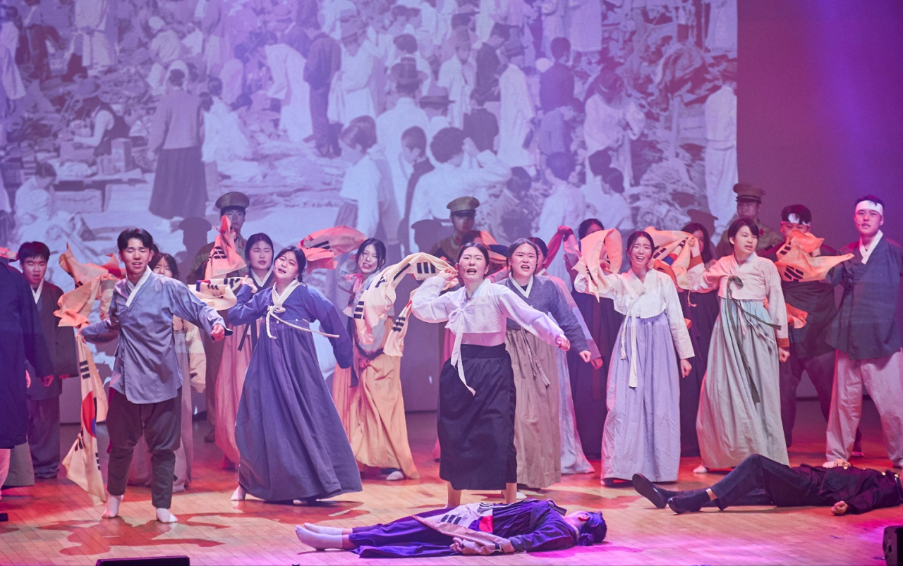 지난 11일 개최된 ‘위대한 불꽃! 유관순열사 순국 103주기를 기리며 SDC 나라사랑 콘서트’에서 SDC 학생들이 뮤지컬 공연을 진행하고 있다. [SDC인터내셔널스쿨학원 제공]