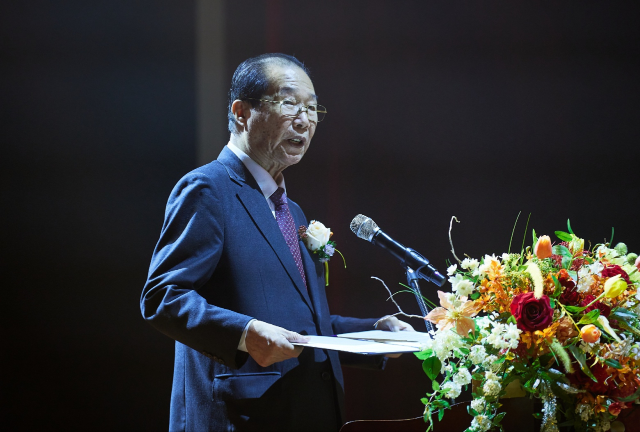 지난 11일 개최된 ‘위대한 불꽃! 유관순열사 순국 103주기를 기리며 SDC 나라사랑 콘서트’에서 류정우 유관순열사기념사업회 회장이 축사를 하고 있다. [SDC인터내셔널스쿨 제공]