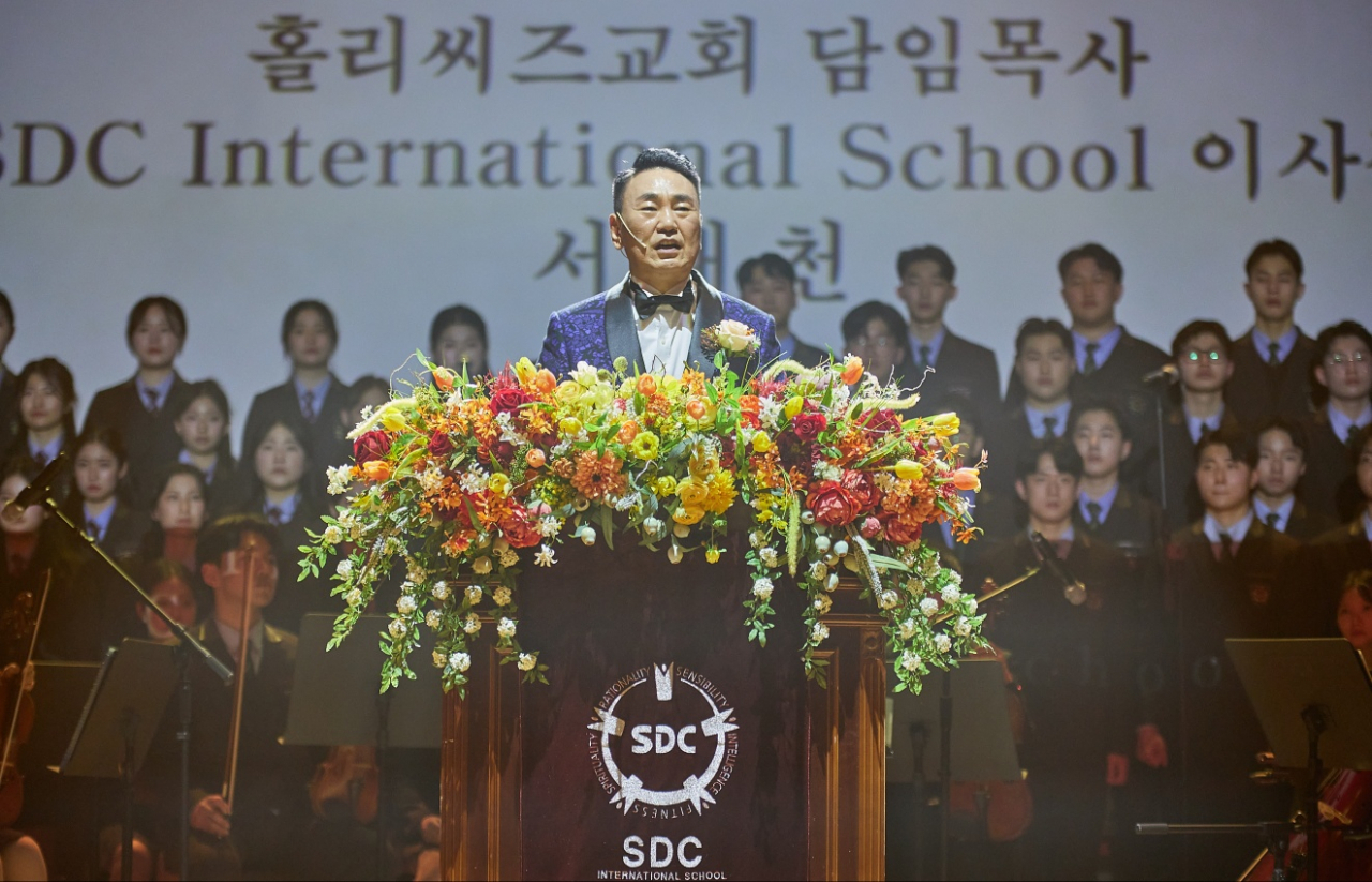지난 11일 개최된 ‘위대한 불꽃! 유관순열사 순국 103주기를 기리며 SDC 나라사랑 콘서트’에서 개회사를 하고 있는 서대천 이사장 [SDC인터내셔널스쿨학원 제공]