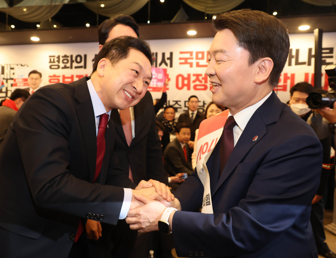 김기현·안철수 국민의힘 당대표 후보가 13일 제주도 제주시 퍼시픽호텔에서 열린 '힘내라! 대한민국 - 제3차 전당대회 제주 합동연설회'에서 인사하고 있다. [연합]