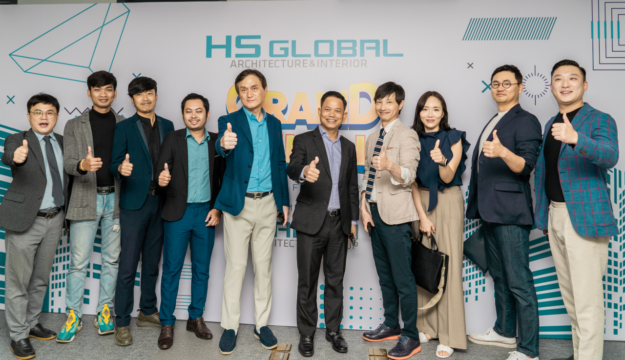 한림건축그룹 박진순 회장(왼쪽에서 다섯번째)과 사이손그룹 관계자들이 10일 합작회사 ‘한림캄보디아HSGLOBAL’ 사무실 개소식에 참가했다. [한림건축그룹]
