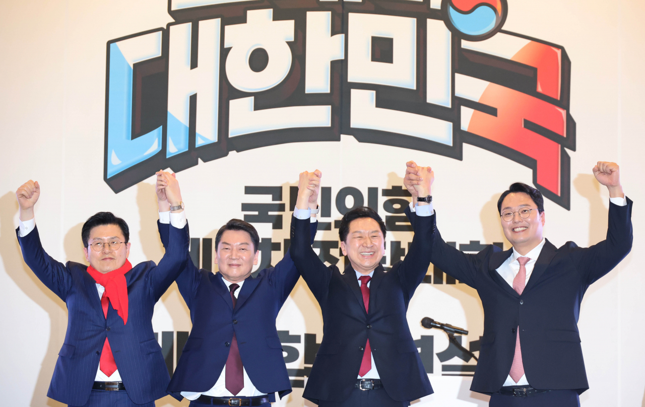 (왼쪽부터) 국민의힘 황교안·안철수·김기현·천하람 당대표 후보가 13일 제주도 제주시 퍼시픽호텔에서 열린 '힘내라! 대한민국 - 제3차 전당대회 제주 합동연설회'에서 기념촬영을 하고 있다. [연합]