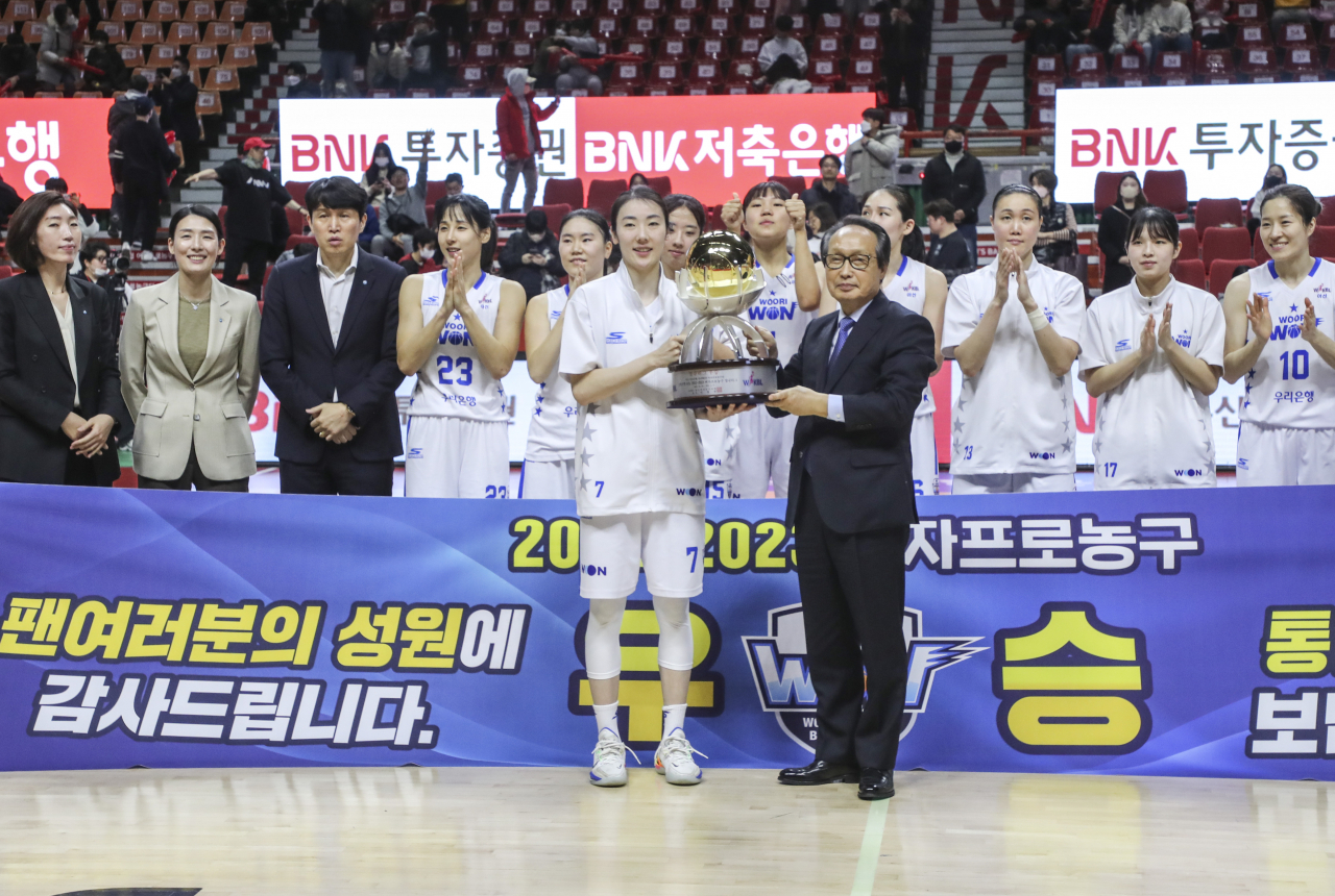 13일 부산 사직실내체육관에서 열린 여자프로농구 BNK 썸과 우리은행의 경기. 한국여자농구연맹 이병완 총재가 정규리그 정상을 차지한 우리은행 박혜진에게 우승 트로피를 전달하고 있다. 연합뉴스