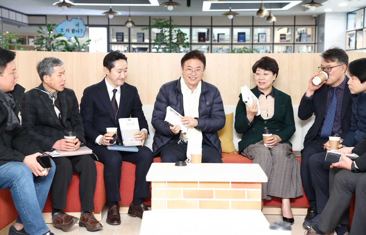 이철우 경북지사가 최근 도청 본관 1층 도서관 '미래창고'에서 간부회의를 열고 징비록을 소개하고 있다.[경북도 제공]
