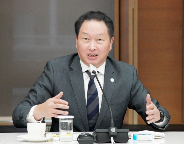 최태원 대한상공회의소 회장이 지난해 12월 21일 서울 중구 대한상공회의소에서 열린 송년 기자간담회에서 발언하고 있다. [연합]