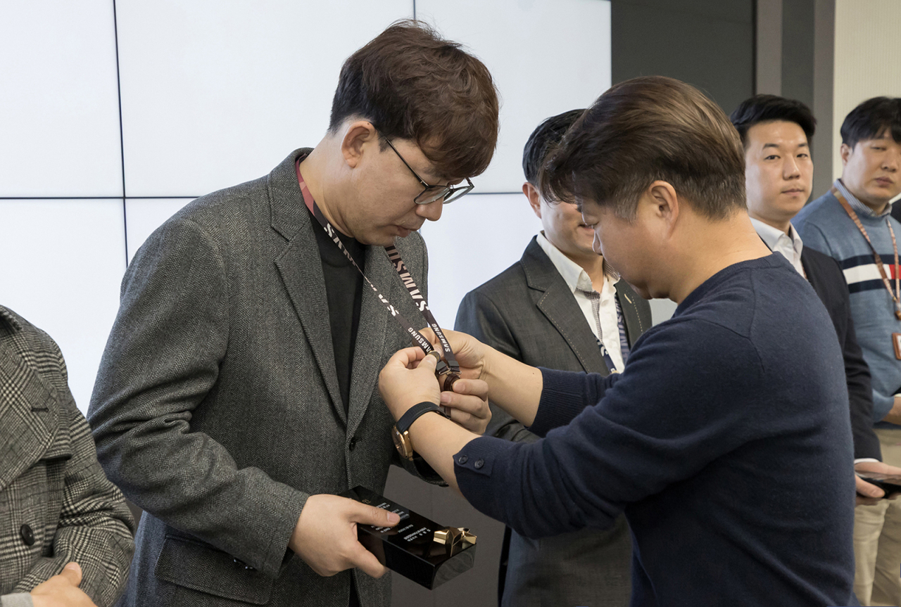 송봉섭 삼성전자서비스 대표이사(부사장)이 CS 달인에 선정된 임직원에게 상패를 수여하는 모습 [삼성전자서비스제공]