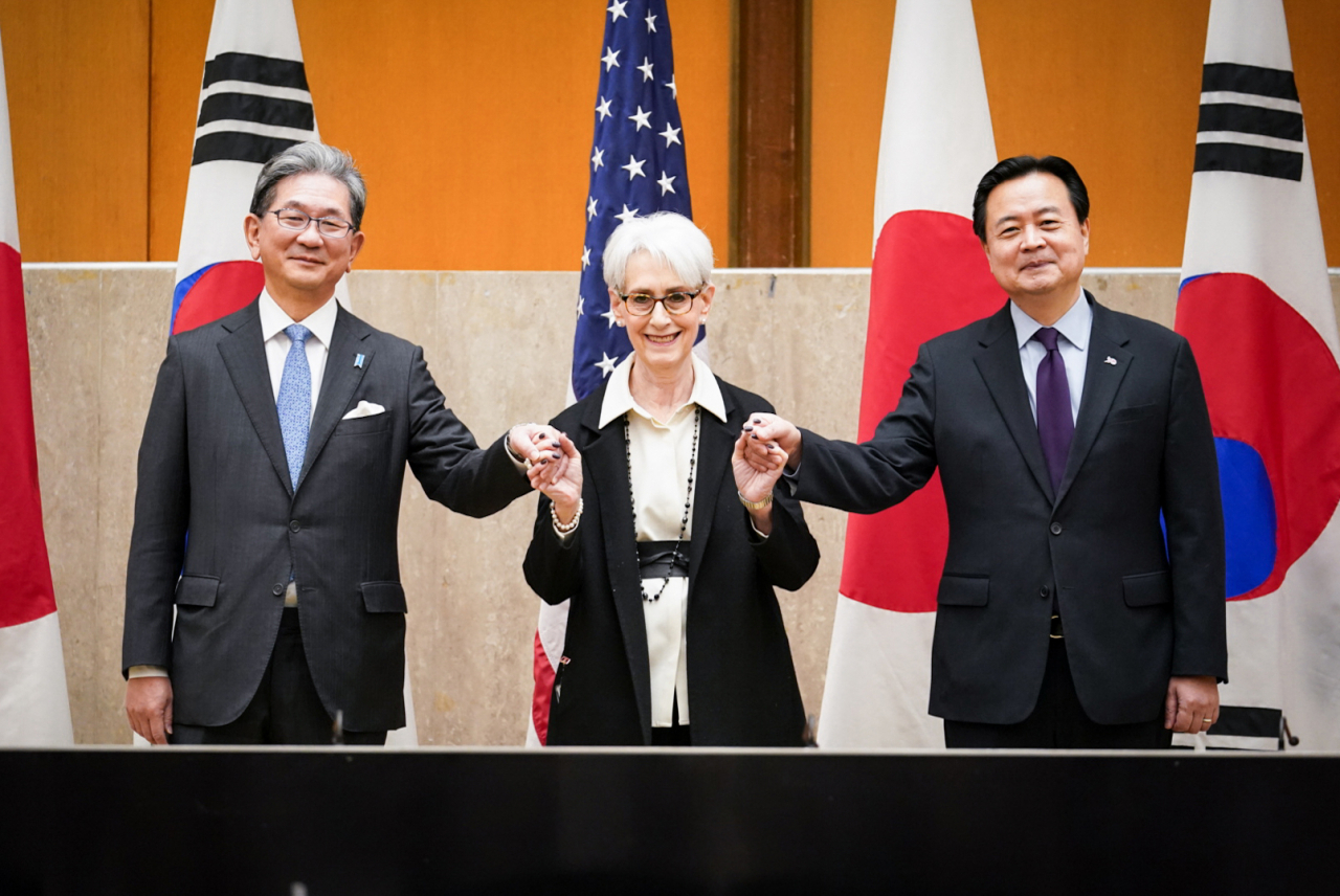조현동 당시 외교부 제1차관(오른쪽·현 주미대사), 웬디 셔먼 미국 국무부 부장관(가운데), 모리 다케오 일본 외무성 사무차관. [연합]