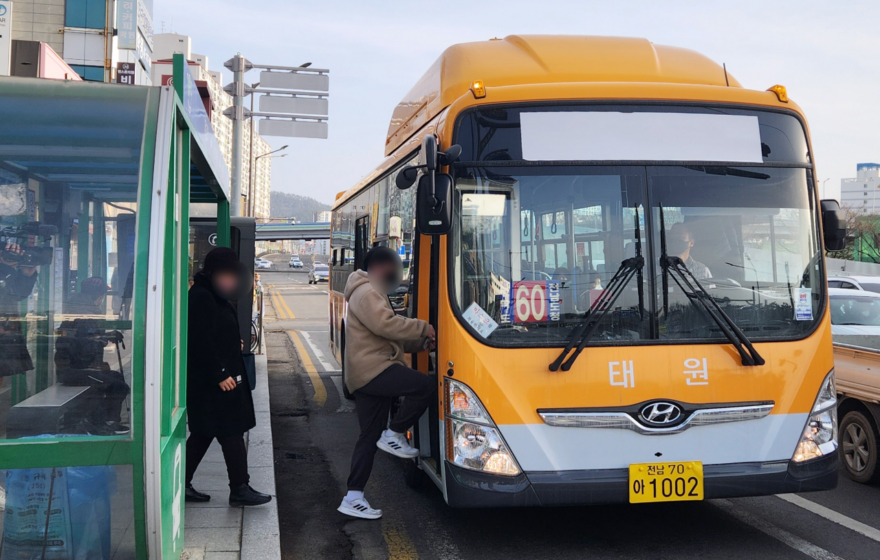 연료용 가스비 체납으로 멈춰 섰던 전남 목포시내버스 운행이 재개된 14일 목포시 한 버스정류장에서 시민들이 버스에 오르고 있다. 연합뉴스