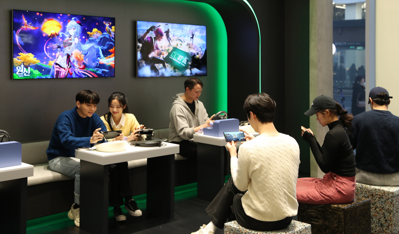 방문객들이 삼성 디지털프라자 홍대본점에 마련된 갤럭시 스튜디오에서 ‘갤럭시 S23 시리즈’로 고사양 게임을 즐기고 있다.[삼성전자 제공]