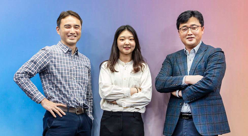 이승진(왼쪽부터) 삼성전자 센서설계팀 프로, 최소윤 삼성전자 센서마케팅팀 프로, 이경호 삼성전자 센서사업팀 픽셀개발팀 상무 [삼성전자 제공]