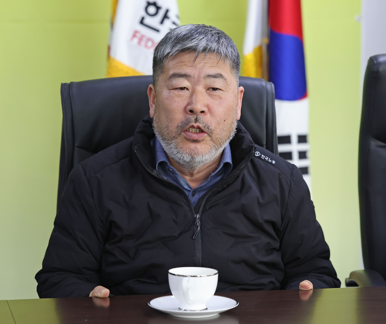김동명 한국노총 위원장이 3일 오전 서울 여의도 한국노총 사무실에서 김태기 중앙노동위원회 위원장과 간담회를 하고 있다. [연합]