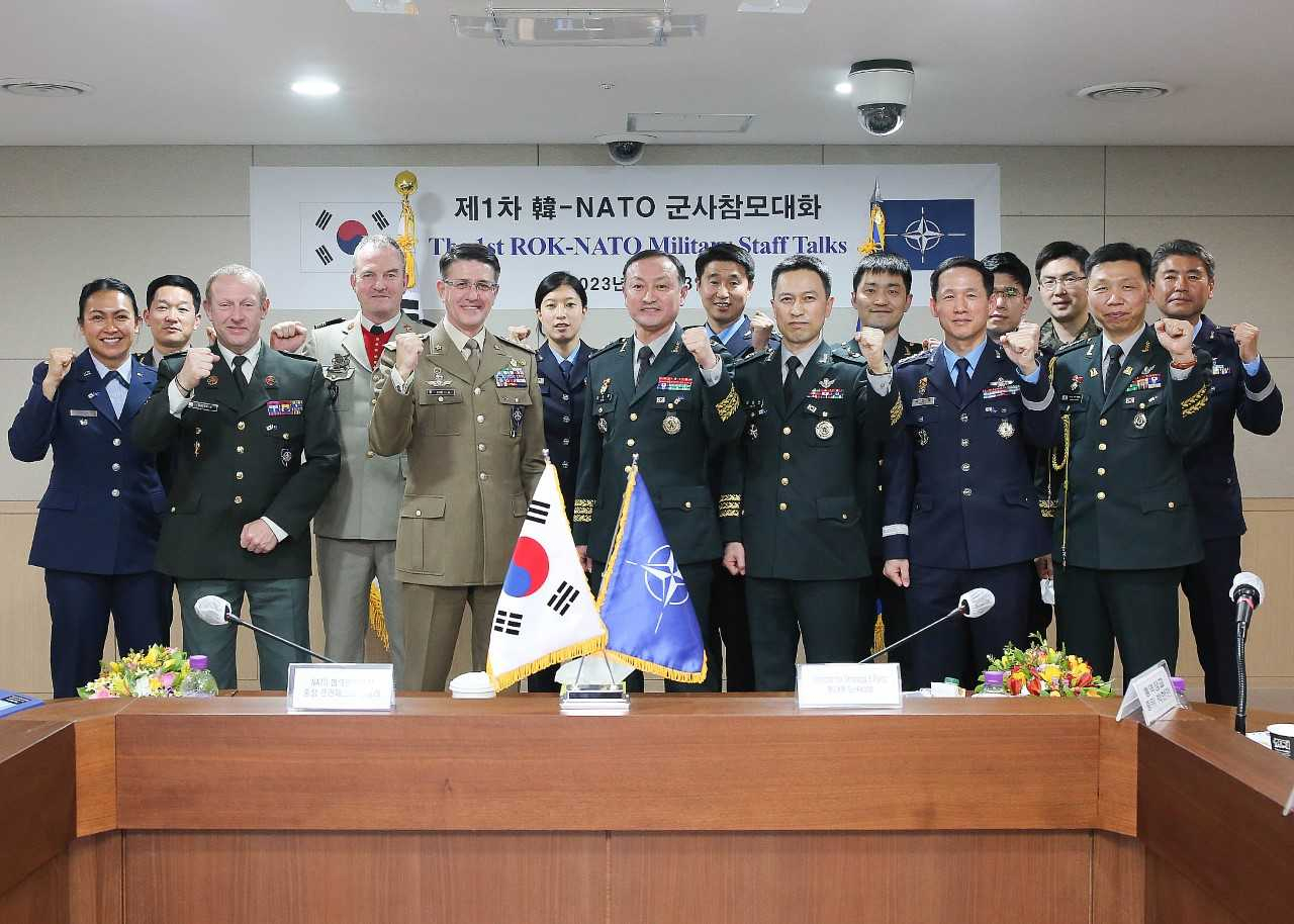 합동참모본부와 북대서양조약기구(NATO)는 13~14일 제1차 군사참모대화를 가졌다. 김수광 합참 전략기획부장(육군 소장·앞줄 가운데), 프란체스코 디엘라 NATO 협력안보부장(이탈리아 육군 중장·앞줄 왼쪽 두 번째) 등 참석자들이 기념사진을 촬영하고 있다. [합참]