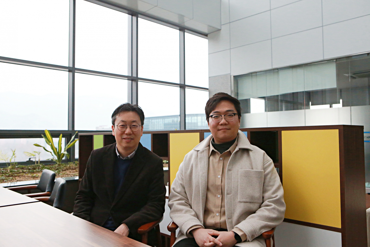이윤구(왼쪽) DGIST 교수와 김종윤 석박사통합과정생.[DGIST 제공]