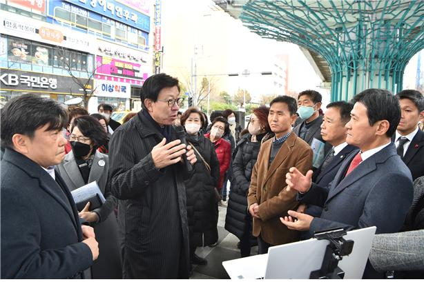 ‘제12차 서부산 전략회의’ 참석키 위해 부구를 찾은 박형준 시장이 화명고가교 경관개선 사업 현장을 찾아 주민들과 대화하고 있다. [부산시 제공]