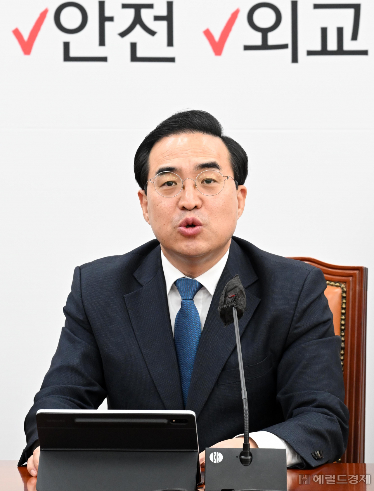 박홍근 더불어민주당 원내대표가 14일 오전 서울 여의도 국회에서 열린 원내대책회의에서 발언을 하고 있다. 이상섭 기자