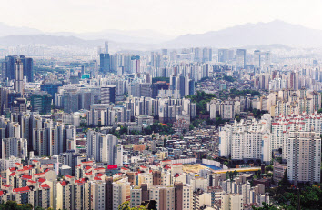 서울 인왕산에서 바라본 시내 아파트와 주택가 모습. [연합]