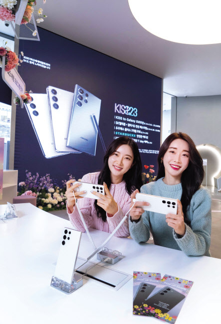 SK텔레콤 홍보모델이 홍대 ICT 멀티플렉스 T팩토리에 설치된 갤럭시S23 체험존에서 갤럭시S23을 소개하는 모습. [SK텔레콤 제공]
